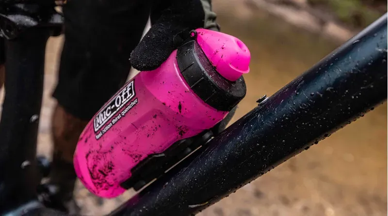 Muc-Off X Fidlock Twist Bottle w/ Bike Base in Pink-7