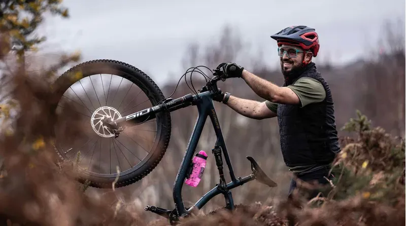 Muc-Off X Fidlock Twist Bottle w/ Bike Base in Pink-8