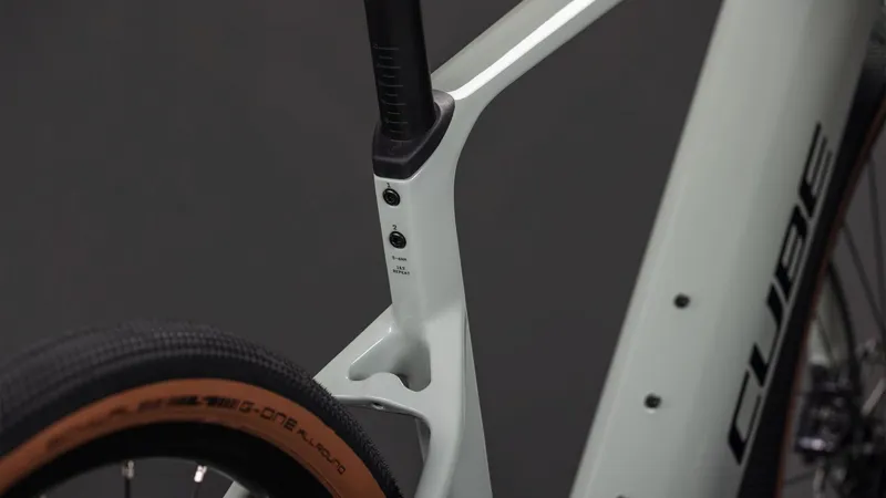 Cube Nuroad Hybrid C:62 Race 400x 2026 e-Gravel Bike in Reed Beige/Black-5