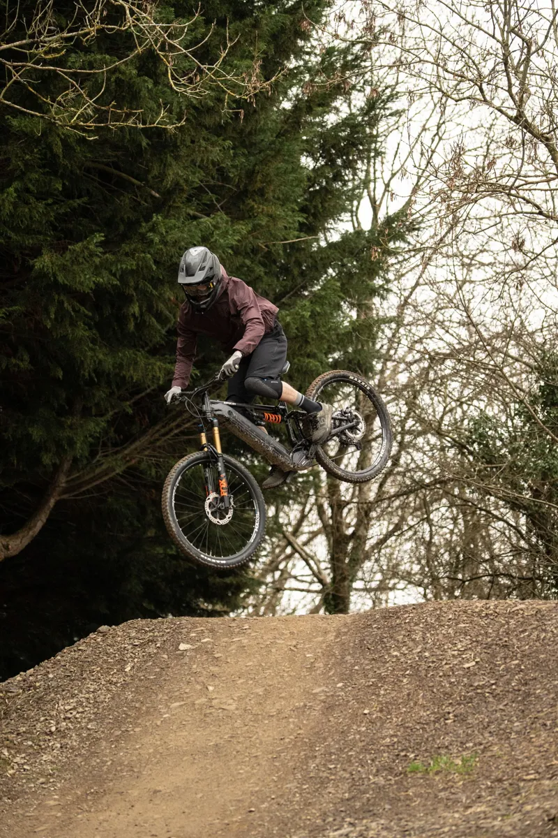 Madison Flux Ultra Light Level 1 RHEON Knee Pad Set in Black-3